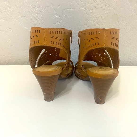 Y•Not tan heels - Picture 3 of 3